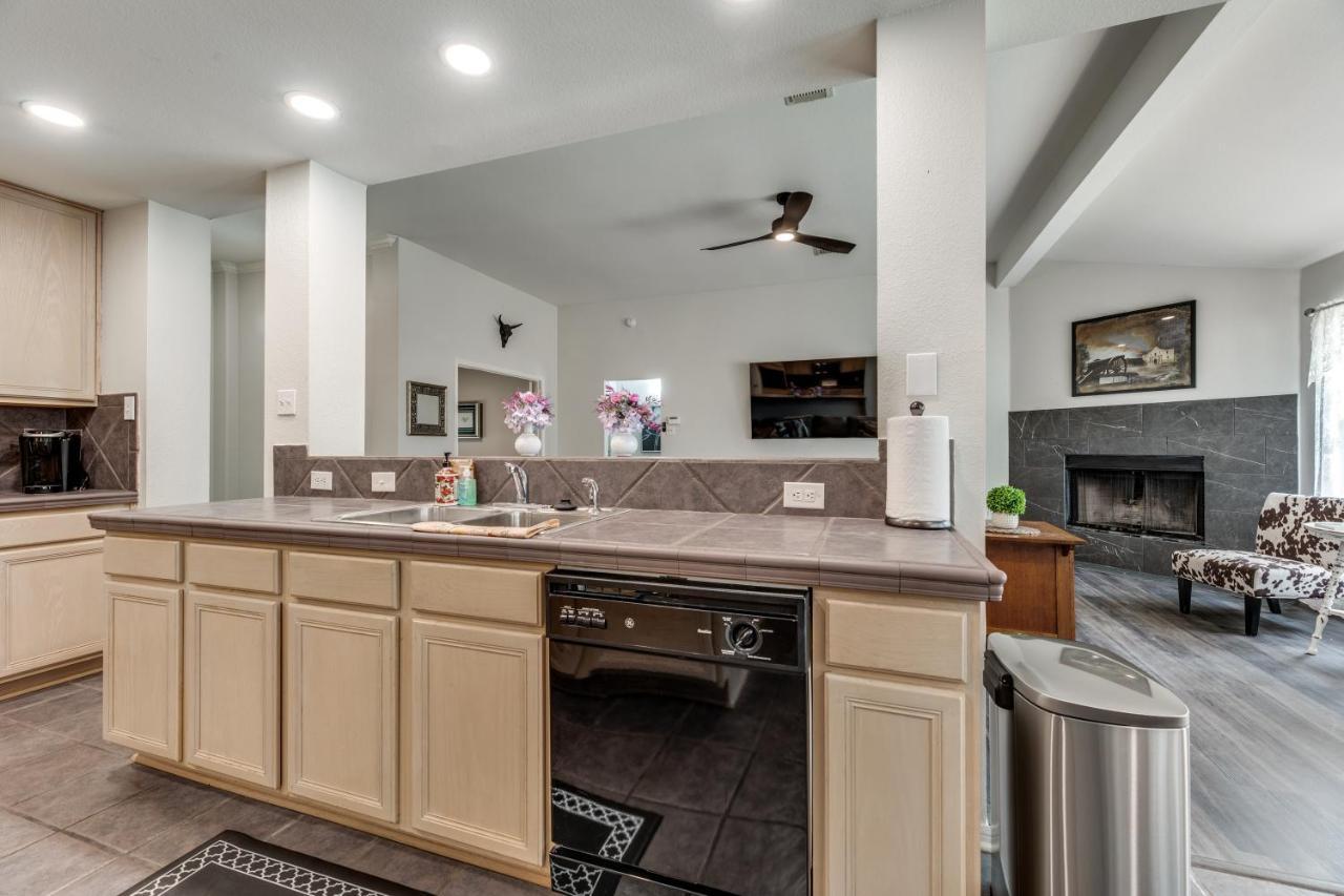 Spacious 5 Bdrm Home Mins To Wineries With Private Pool And Hot Tub! 约翰逊城 外观 照片