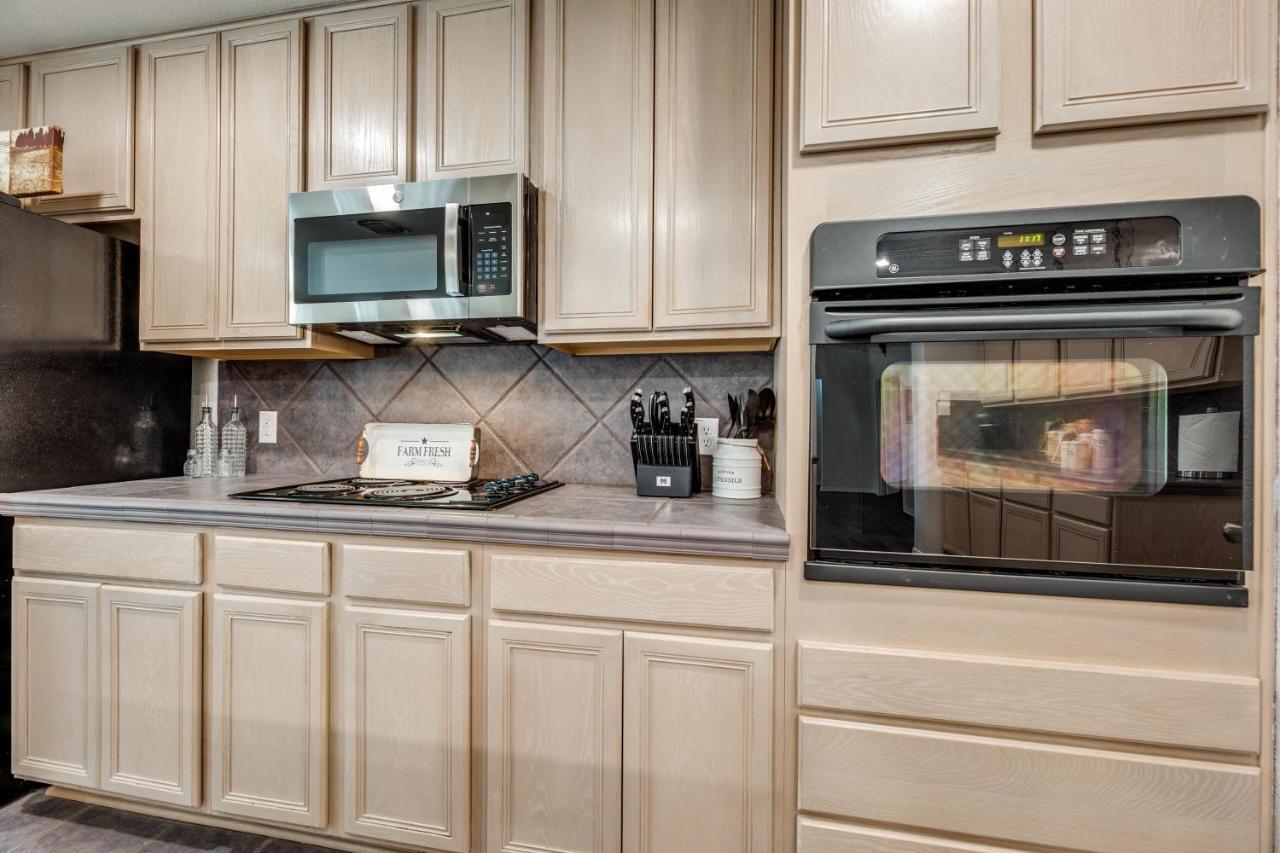 Spacious 5 Bdrm Home Mins To Wineries With Private Pool And Hot Tub! 约翰逊城 外观 照片